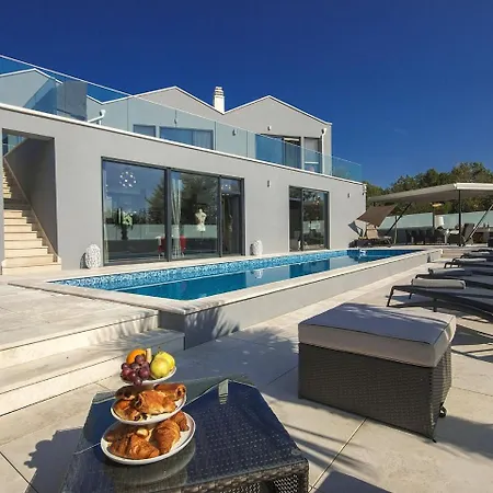 Luxury With Private Pool In