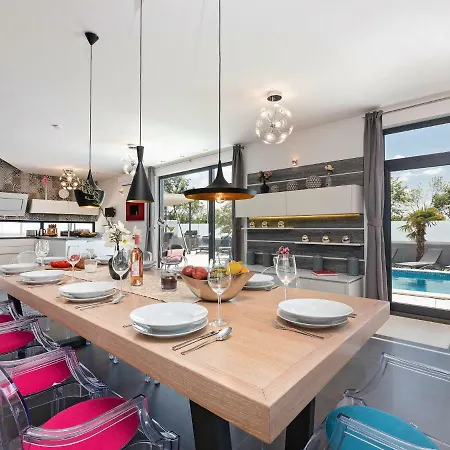 Luxury With Private Pool In Labinci