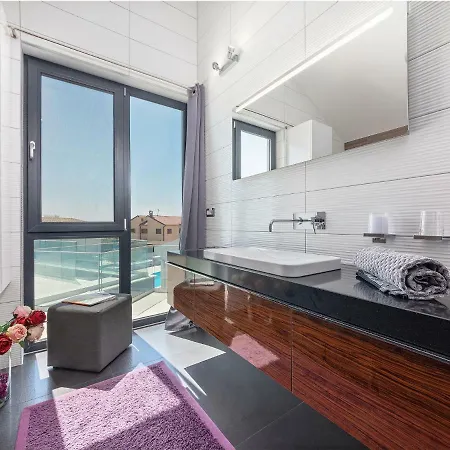 Luxury With Private Pool In * Labinci
